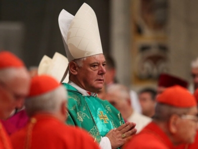 Covid : un cardinal accuse Soros et Gates de vouloir instaurer un « contrôle total » de la population